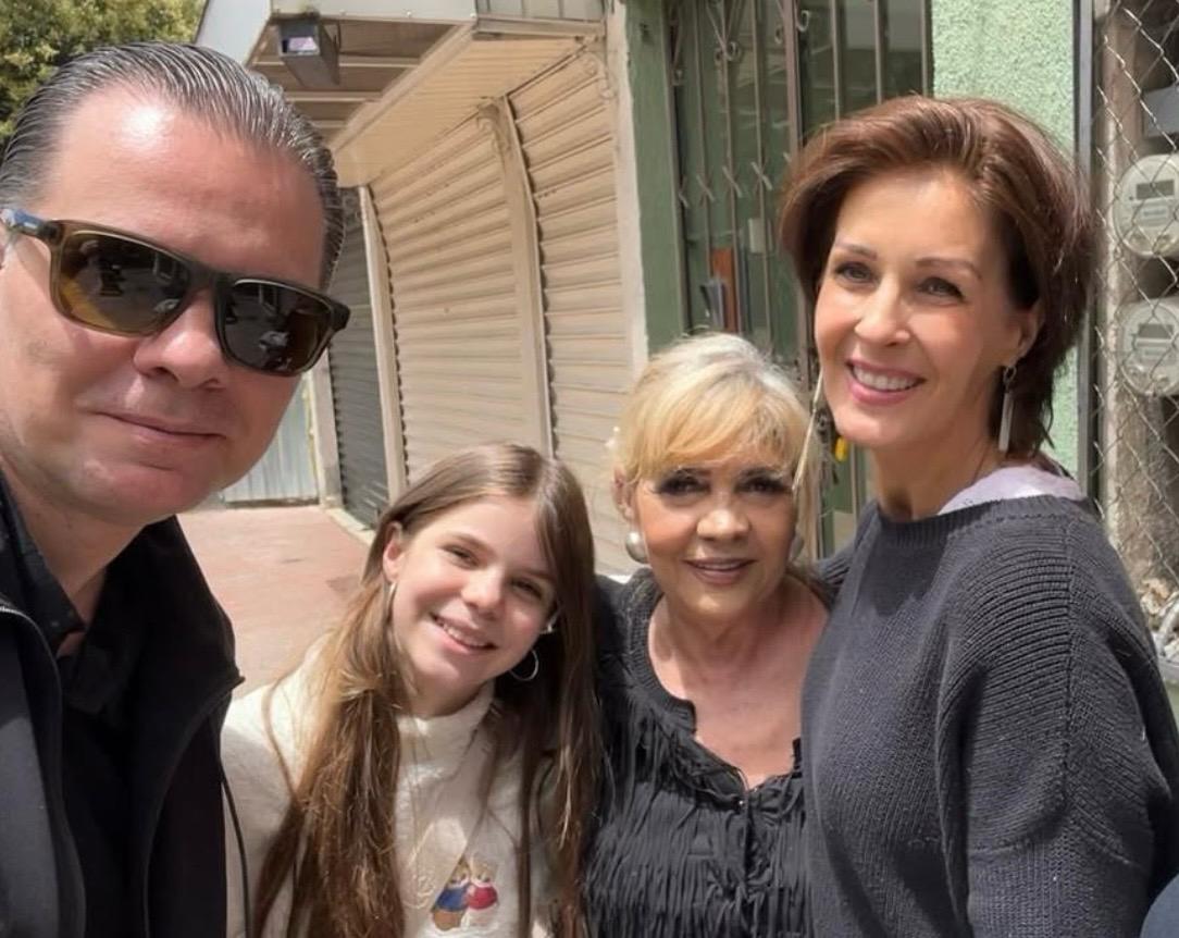 Fue precisamente en los pasillos de la televisora donde conoció a Christian Martinoli, quien en ese momento trabajaba en el departamento de redacción.