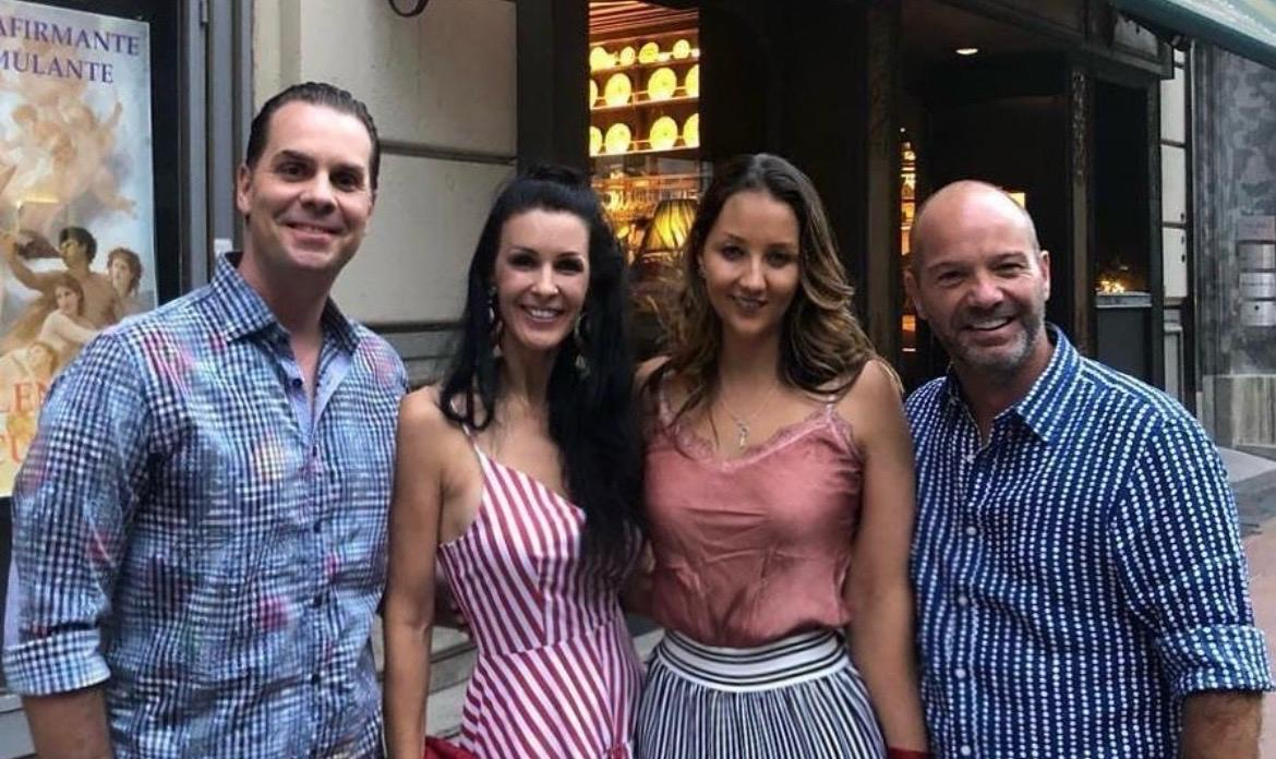 Al principio, Claire rechazó sus invitaciones porque no estaba interesada en iniciar una relación con alguien del medio televisivo.