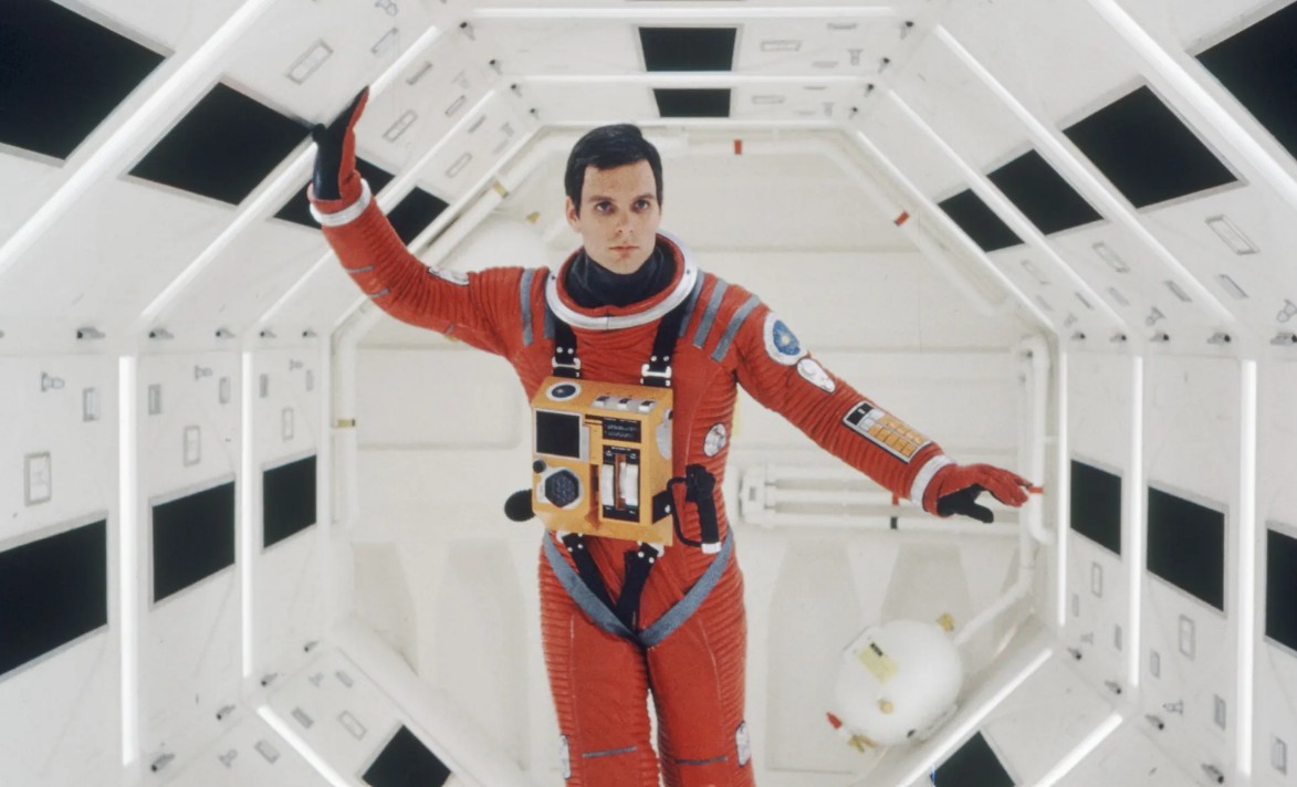 Considerada una de las obras maestras de Stanley Kubrick, esta película introdujo a HAL 9000, una de las inteligencias artificiales más icónicas y aterradoras del cine. La computadora controla una misión espacial, pero comienza a actuar de forma peligrosa cuando percibe amenazas contra su programación. Su influencia en la ciencia ficción sigue siendo enorme hasta hoy.