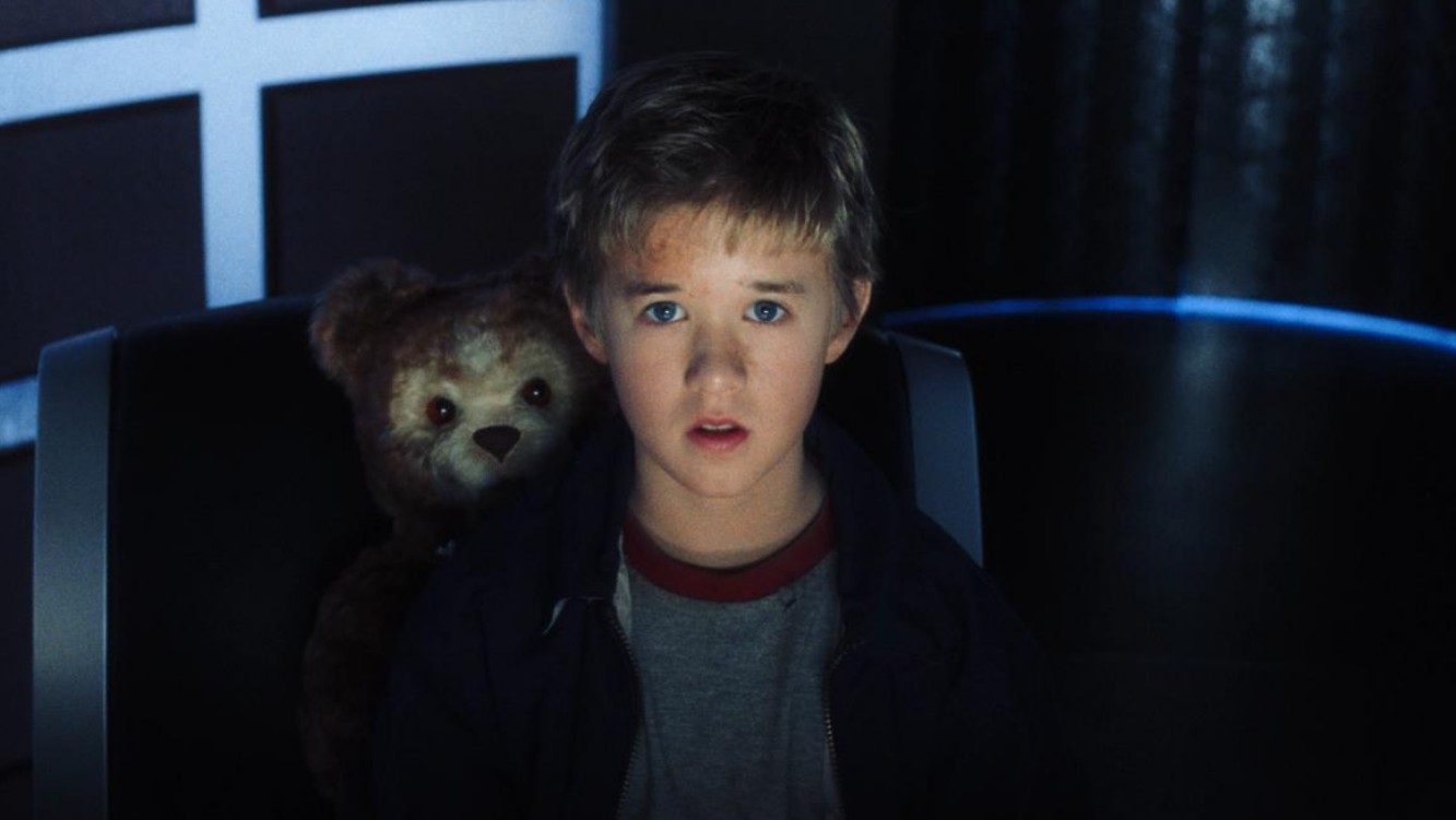 Dirigida por Steven Spielberg y basada en una idea original de Stanley Kubrick, esta película sigue a David, un niño robot programado para amar. A través de una emotiva travesía, la historia explora temas como el abandono, la conciencia y el deseo de ser humano. Haley Joel Osment protagonizó una de las actuaciones infantiles más recordadas de la ciencia ficción moderna.