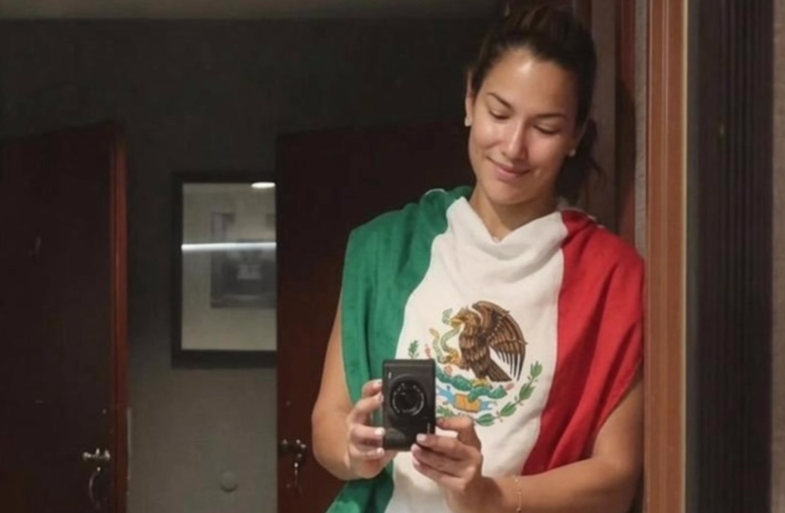 La conductora ecuatoriana logró consolidar una carrera en la televisión hispana gracias a sus participaciones en programas de Univisión. Sin embargo, después de burlarse de la derrota de la Selección Mexicana durante el Mundial, recibió miles de críticas por parte del público mexicano. Aunque ofreció disculpas, la controversia provocó que muchos seguidores dejaran de apoyarla y solicitaran su salida de la televisora.