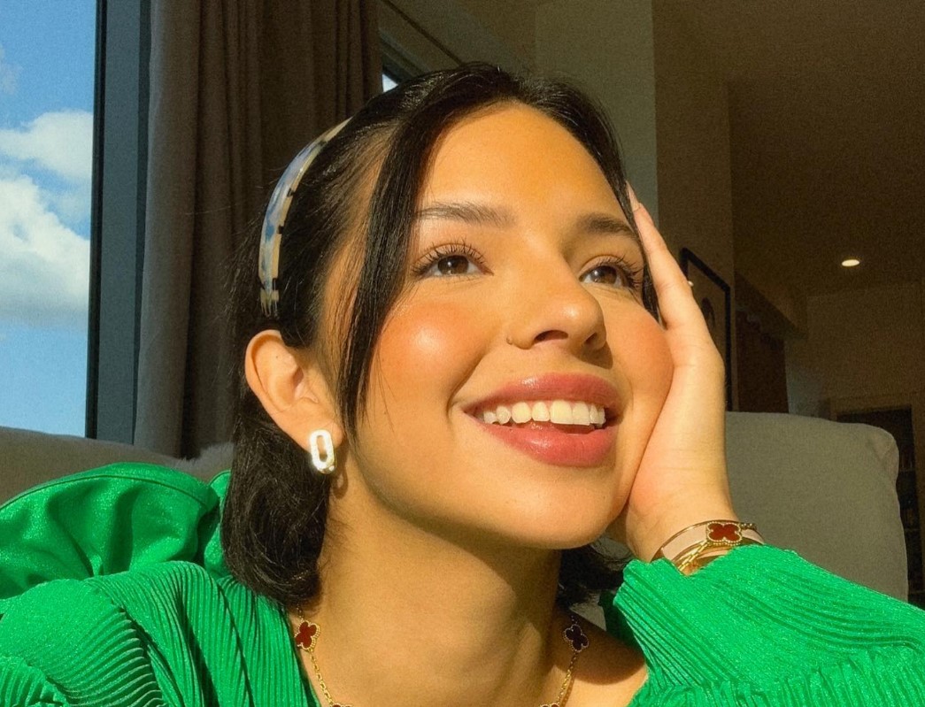 Ángela Aguilar era considerada una de las máximas promesas del regional mexicano y una de las artistas jóvenes más queridas del género. Sin embargo, su relación y posterior matrimonio con Christian Nodal, poco tiempo después de la separación del cantante, generó una ola de críticas que afectó su popularidad. Desde entonces ha enfrentado una disminución en el respaldo del público y constantes polémicas en redes sociales.