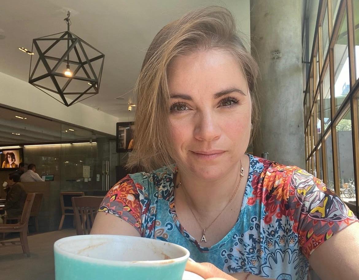 Se mantiene en contacto con sus fanáticos por medio de su cuenta de Instagram.