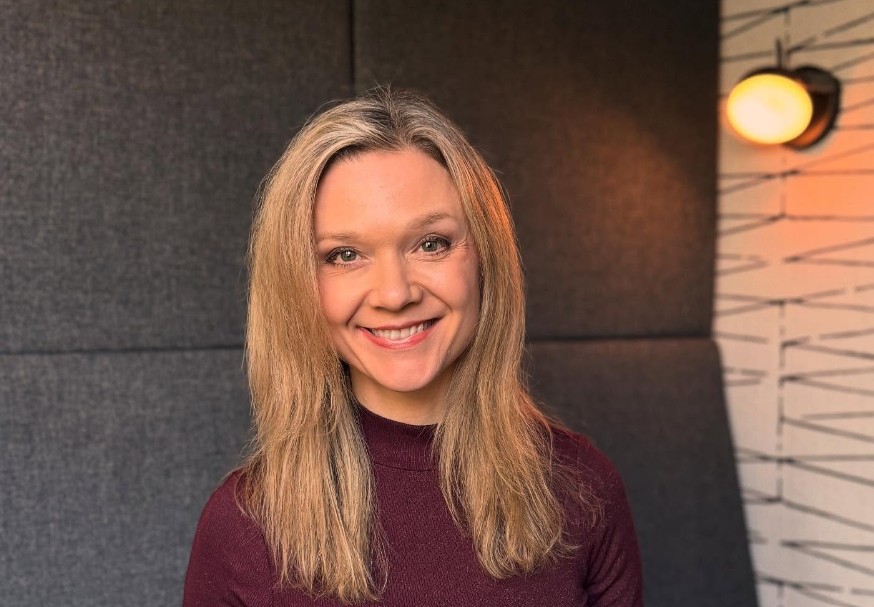 Ariana Richards inició su carrera como actriz infantil a finales de los años ochenta, debutando en televisión antes de convertirse en un rostro conocido del cine juvenil.