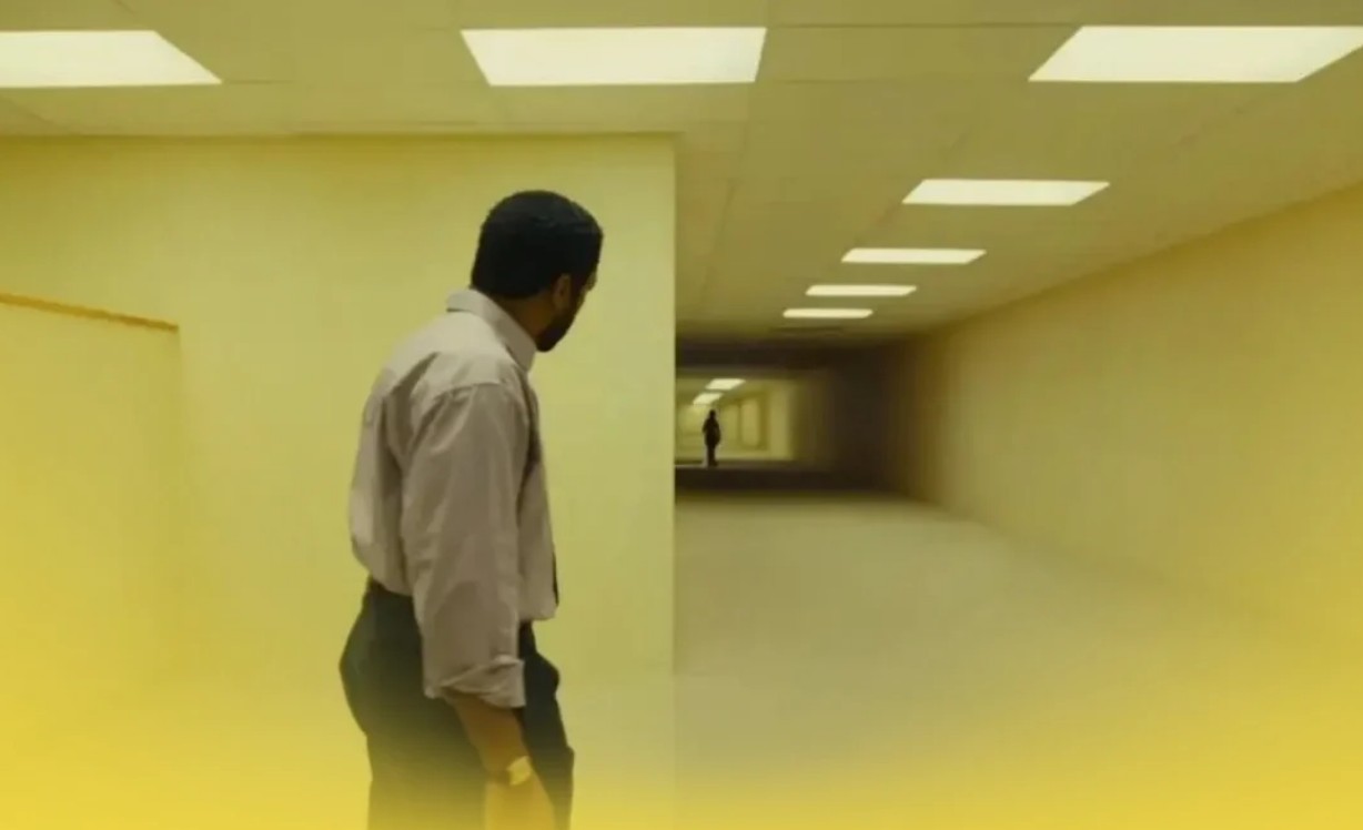 Backrooms: Sin salida, dirigida por Kane Parsons, lleva a la pantalla grande uno de los conceptos de terror surgidos de internet. La historia sigue a Clark, un hombre que atraviesa una complicada etapa personal y descubre una misteriosa entrada hacia un espacio aparentemente infinito, formado por oficinas vacías y pasillos idénticos. Su obsesión por demostrar que ese lugar existe lo lleva a internarse cada vez más en el laberinto, donde también aparecen criaturas y situaciones relacionadas con sus propios conflictos emocionales.