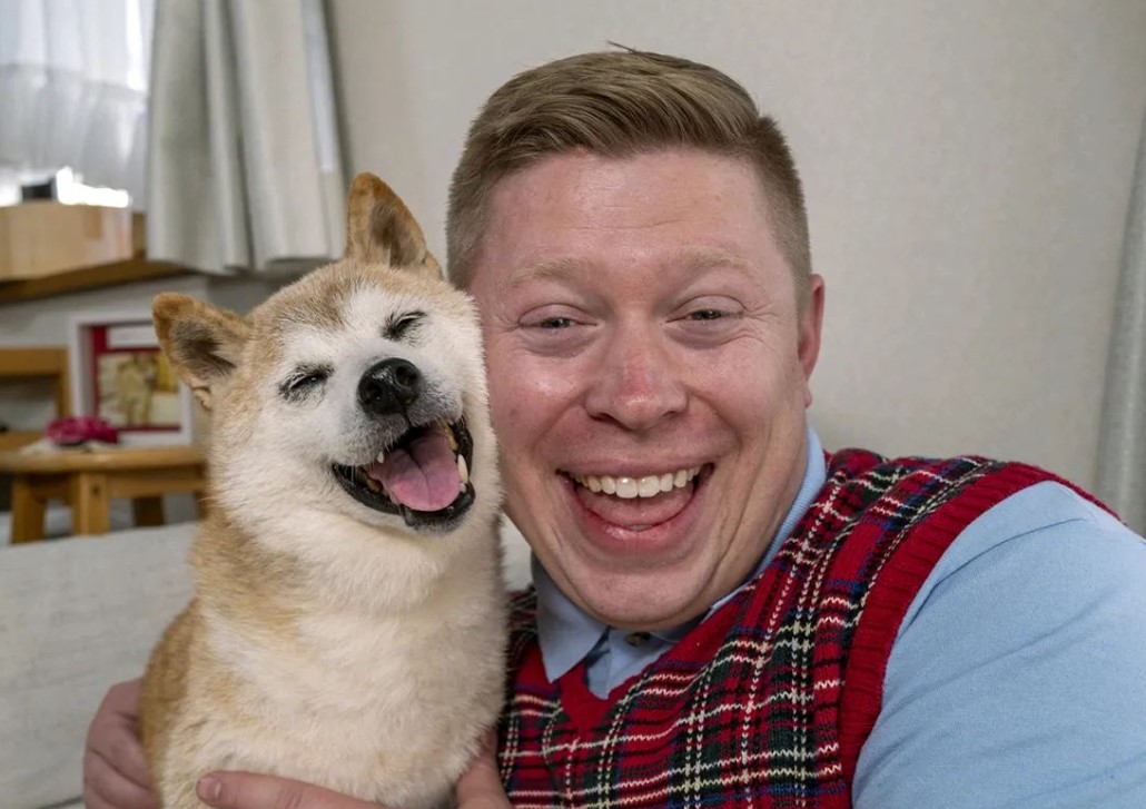 Su nombre real es Kyle Craven y se hizo famoso en 2012, luego de que uno de sus amigos subiera su foto a Reddit. La imagen, tomada para el anuario escolar, se convirtió en símbolo de la mala suerte en internet. Ahora tiene 36 años y es muy activo en Instagram, donde suele bromear sobre su propio meme y mantiene contacto con sus seguidores.