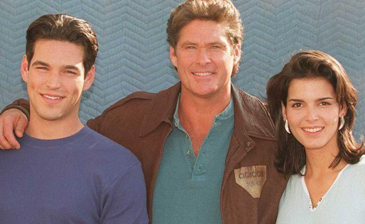 Aprovechando el éxito mundial de "Baywatch", los productores intentaron reinventar la fórmula transformando a Mitch Buchannon, interpretado por David Hasselhoff, en detective privado. La serie comenzó como un drama policiaco convencional y posteriormente incorporó elementos sobrenaturales y de ciencia ficción. Los cambios desconcertaron a la audiencia y nunca logró encontrar una identidad propia.