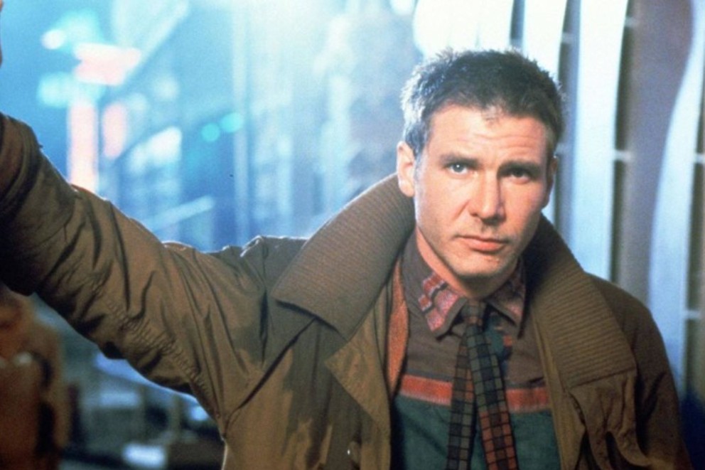 Ambientada en un futuro distópico, la historia sigue a un expolicía encargado de retirar replicantes, androides casi indistinguibles de los humanos. Aunque inicialmente tuvo una recepción moderada, con el tiempo se convirtió en un clásico de culto. Su estética cyberpunk, su reflexión sobre la identidad y la humanidad, y su diseño visual influyeron profundamente en el género y en la cultura popular.