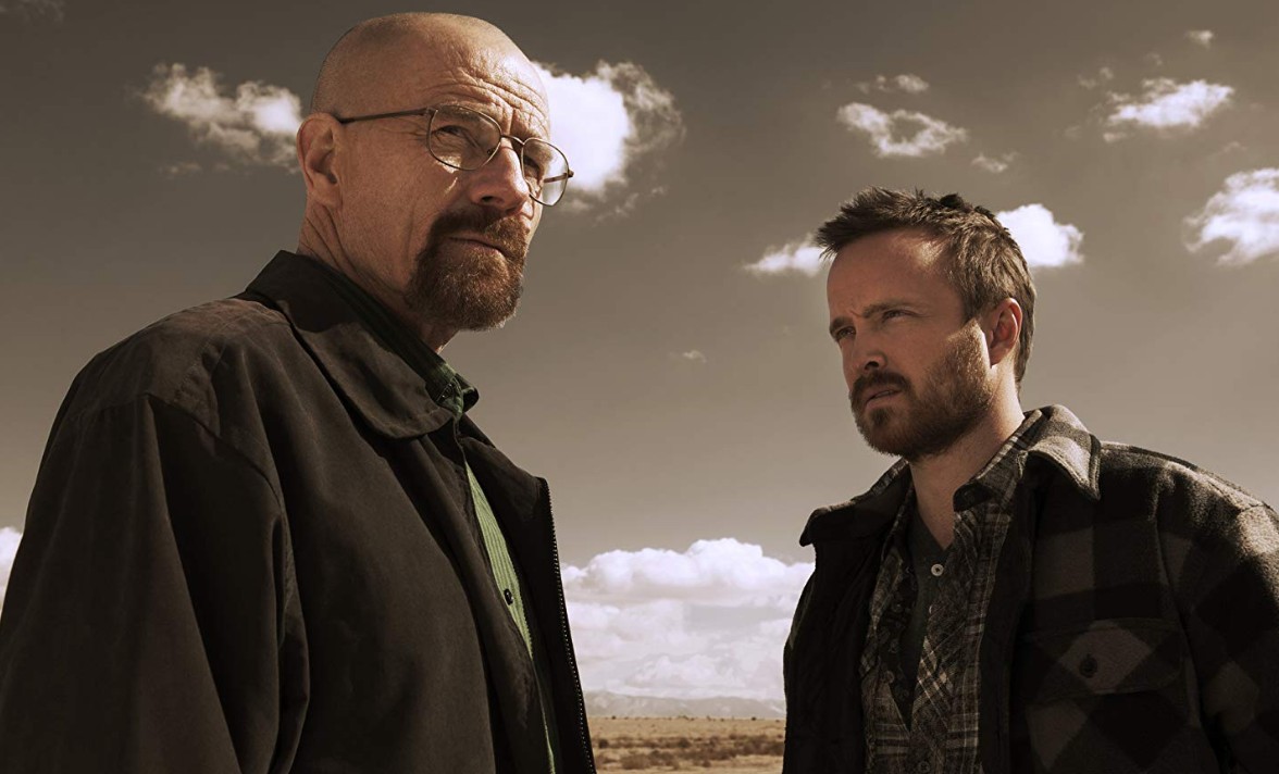 La versión colombiana de Breaking Bad generó curiosidad por adaptar casi escena por escena la historia de Walter White, aquí convertido en Walter Blanco. Aunque respetaba gran parte de la trama, muchos consideraron que perdió la tensión, la sofisticación visual y las actuaciones que hicieron legendaria a la original. Bryan Cranston y Aaron Paul habían creado personajes casi imposibles de replicar, y esa comparación jugó en contra. Además, para muchos espectadores el tono melodramático de algunos momentos chocaba con el realismo crudo de la serie estadounidense.