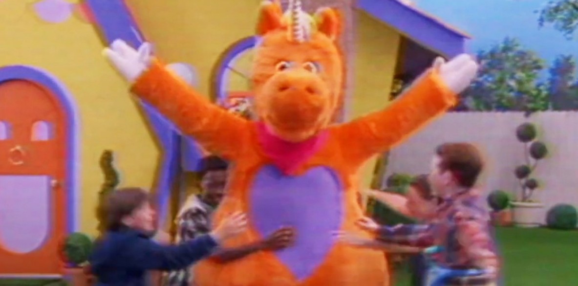 Buddy combina terror, sátira y humor negro para contar una historia ambientada en el mundo de un programa infantil de televisión. Un grupo de niños amnésicos permanece atrapado dentro del universo de It's Buddy!, donde el personaje principal, un enorme unicornio naranja, muestra una personalidad muy distinta a la que aparenta frente a las cámaras. Al mismo tiempo, una madre busca desesperadamente a su hijo desaparecido y trata de descubrir qué ocurre realmente detrás del programa.