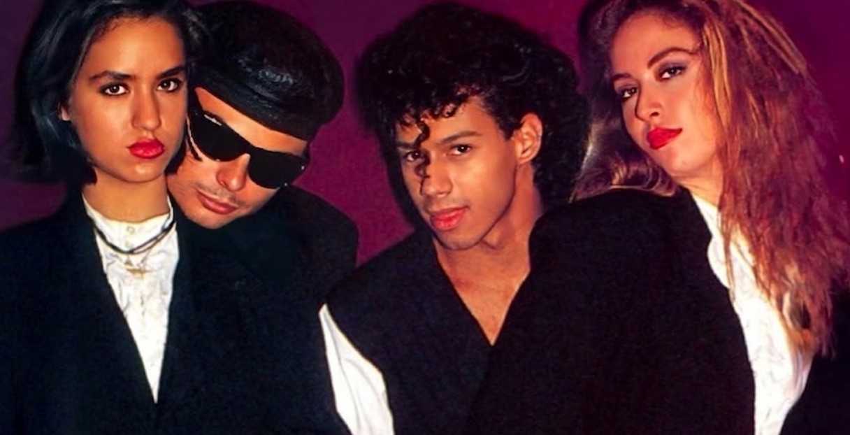 Son hijas del actor José Roberto Hill y de la cantante y compositora Margarita Bauche, por lo que desde pequeñas estuvieron rodeadas por el mundo del espectáculo.