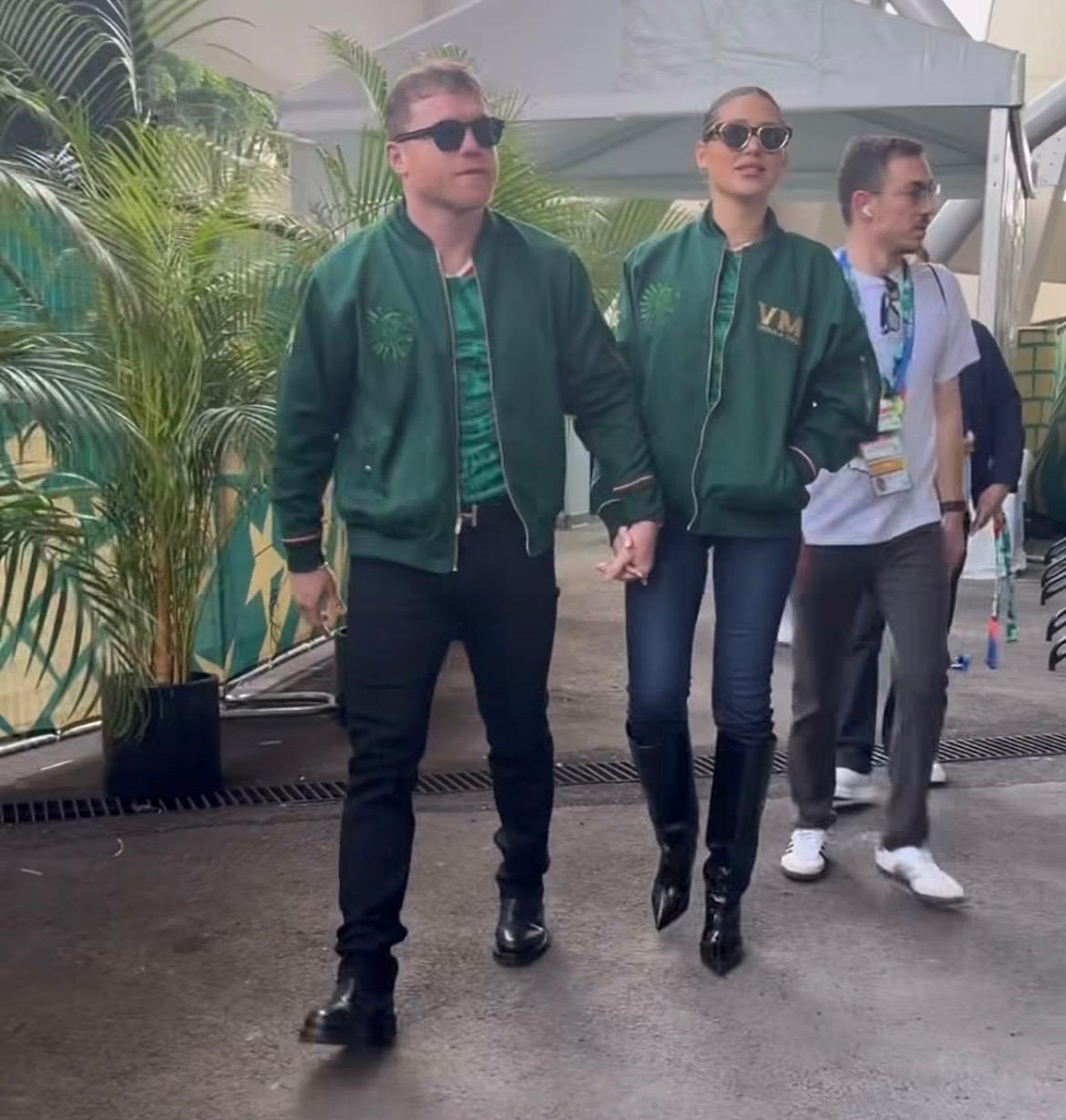 El boxeador mexicano llegó a la inauguración del Mundial en la Ciudad de México, acompañado de su esposa Fernanda Gómez. Ambos llegaron vistiendo una chamarra verde de la selección mexicana.