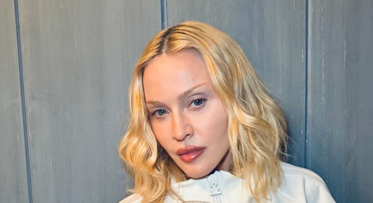 La cantante y actriz encabeza la lista de celebridades con más premios Razzie. Su primera estatuilla la obtuvo por la película "Shanghai Surprise" (1987) y posteriormente volvió a ganar por "Who’s That Girl" (1987). Con el paso de los años acumuló varias nominaciones y terminó recibiendo el Razzie a Peor actriz del siglo. A pesar de estas críticas en el cine, Madonna sigue siendo una de las artistas musicales más exitosas de la historia, con más de 300 millones de discos vendidos.