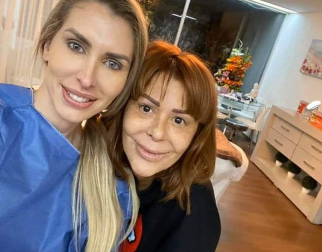 Desde entonces, sus fans han sido testigos de su evolución física. Como muchas famosas, ha recurrido a las cirugías cosméticas para mejorar su apariencia y también ha enfrentado las consecuencias.