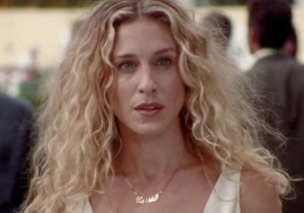 Carrie es uno de los personajes más icónicos de la televisión, pero sus decisiones amorosas también han sido muy cuestionadas. Su relación con Mr. Big, especialmente cuando él estaba casado con Natasha, sería duramente criticada hoy en día. Además, algunas de sus actitudes egoístas en sus relaciones personales generarían debate entre el público actual.