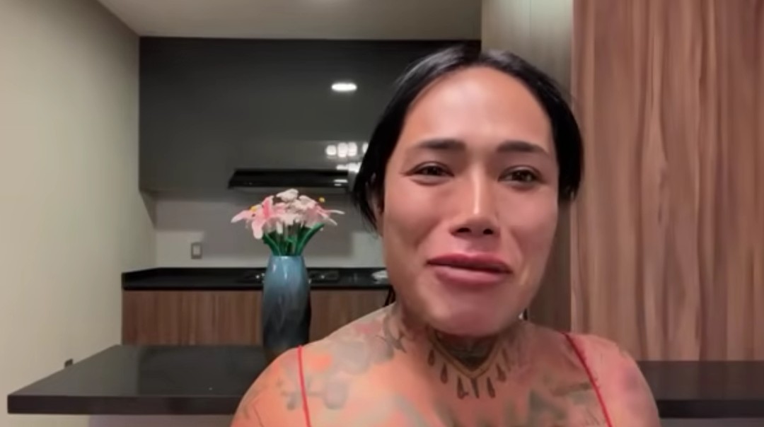 La influencer ha optado por un estilo de decoración moderno y minimalista, donde predominan los colores neutros como el blanco y el café, creando un ambiente limpio y ordenado.
