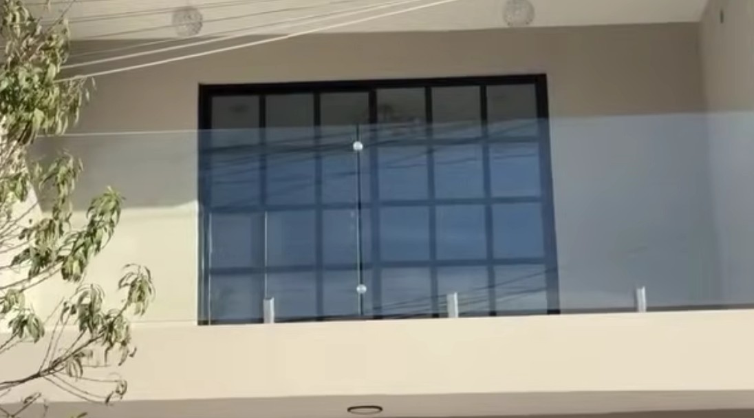 En su habitación, cuenta con un balcón con barandal de vidrio que aporta un toque de elegancia y modernidad a la fachada de la propiedad.
