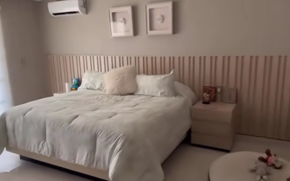 El dormitorio principal de Karina es amplio y luminoso, decorado en tonos claros que invitan al descanso.