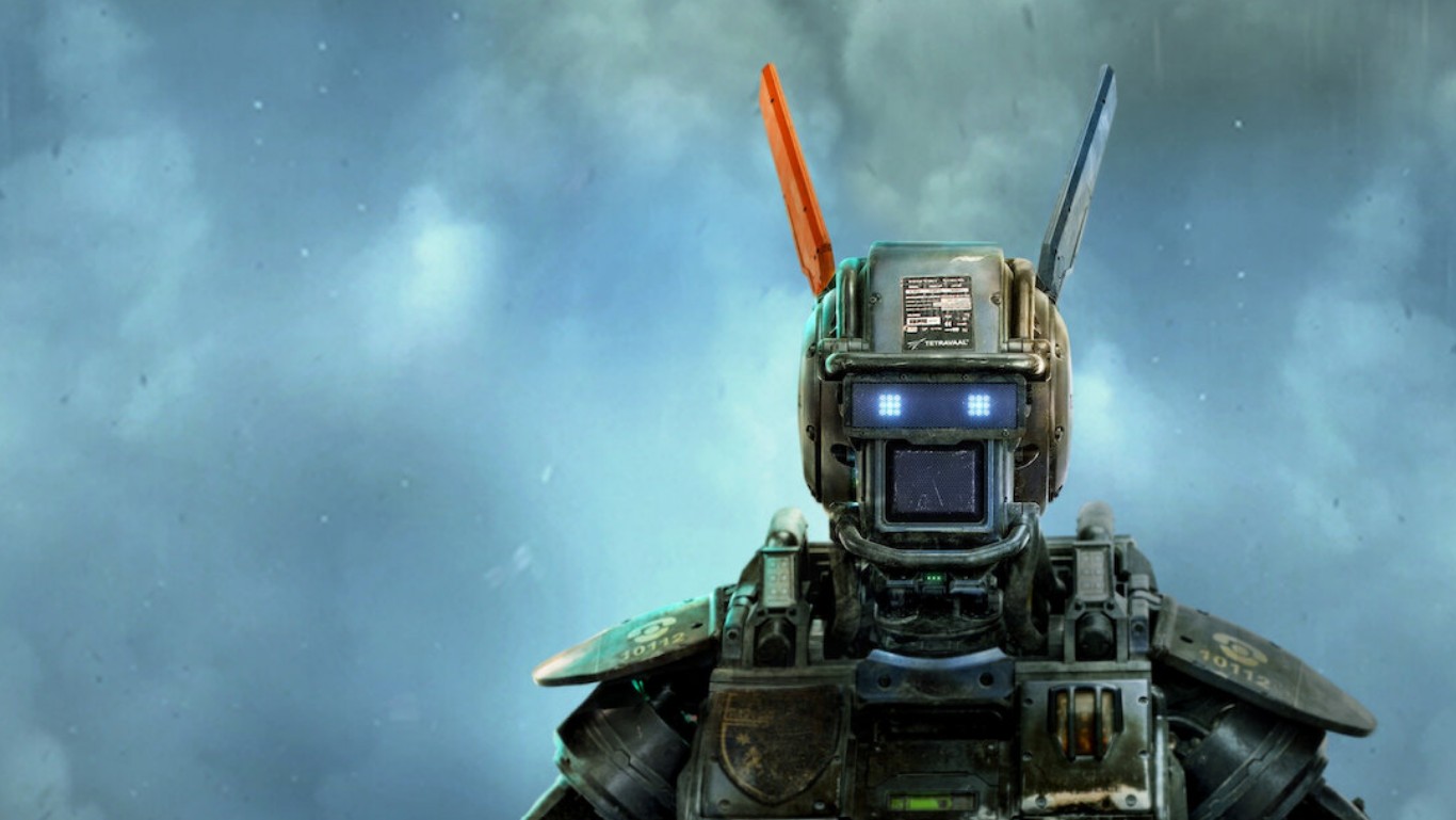 Dirigida por Neill Blomkamp, esta película cuenta la historia de un robot policial que desarrolla conciencia propia después de ser reprogramado. Chappie comienza a aprender sobre emociones, violencia y humanidad mientras es influenciado por las personas que lo rodean. La cinta destacó por combinar acción con reflexiones filosóficas sobre identidad y libre albedrío.