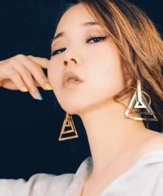 Inició su actividad en TikTok en 2020 y alcanzó gran popularidad en 2021 gracias a videos que muestran con humor las diferencias culturales entre Corea del Sur y México.