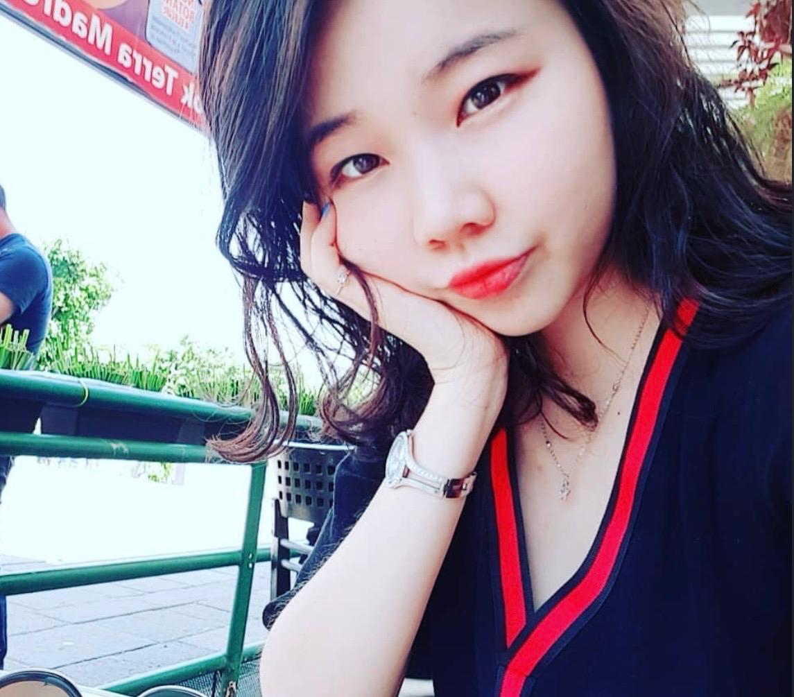 Además de su carrera como influencer, ha desarrollado proyectos de emprendimiento como “Chingua Escuela”, una plataforma para enseñar coreano, y una línea de productos de cuidado de la piel.