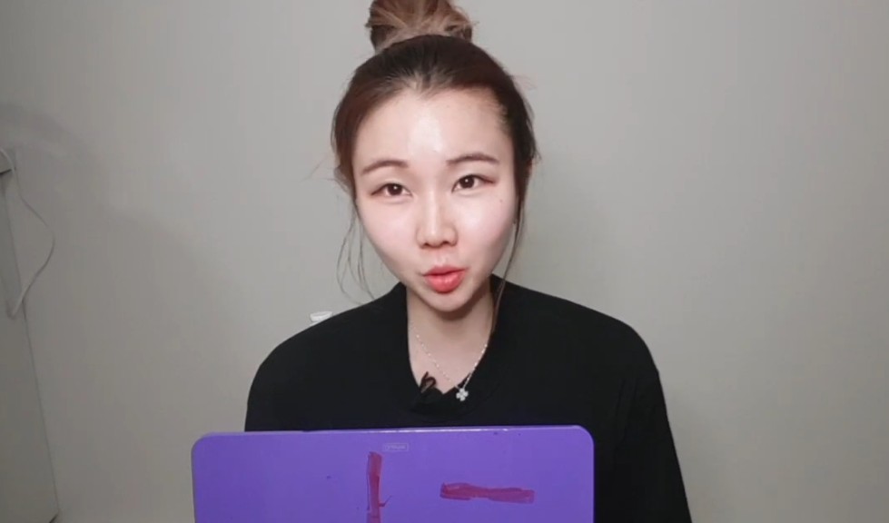 En 2018 decidió mudarse definitivamente a México tras experimentar agotamiento extremo y problemas de salud derivados de la presión laboral en Corea del Sur.