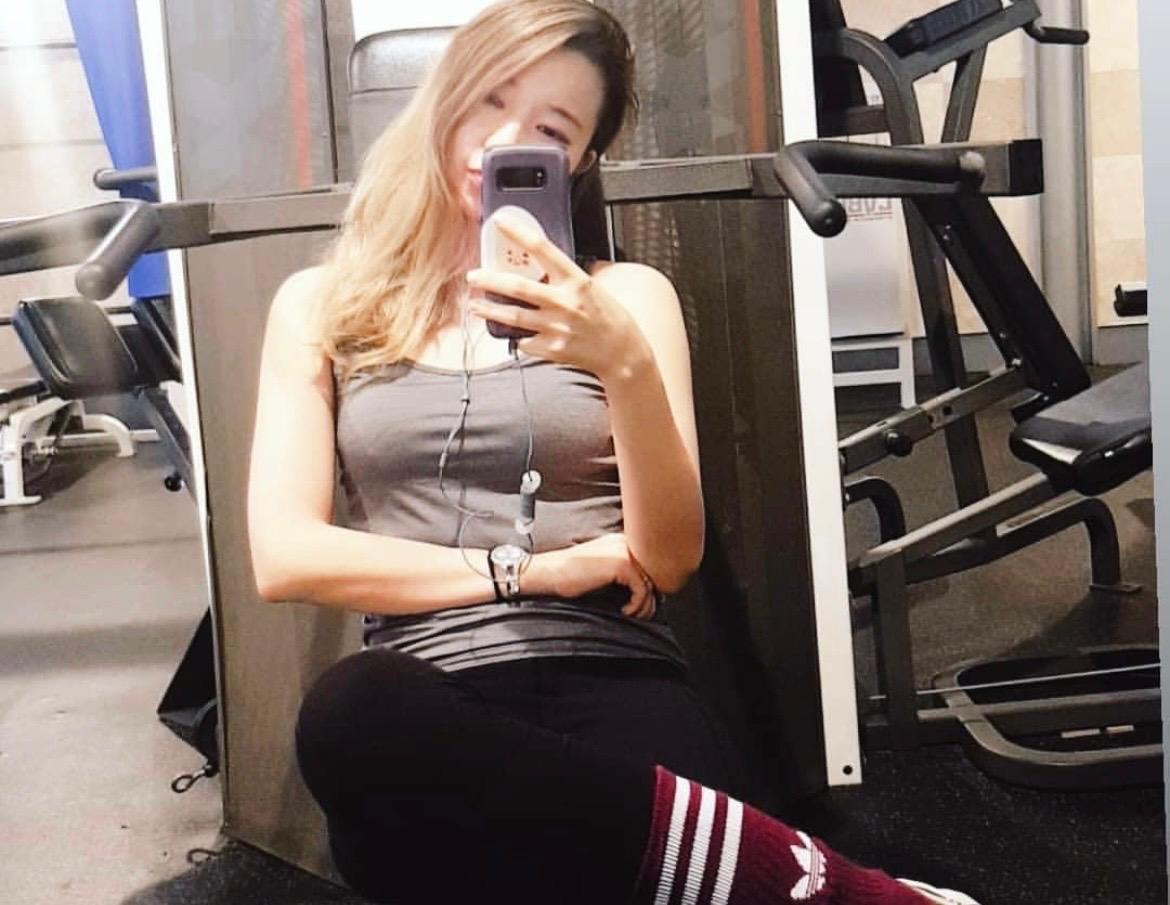 Su nombre artístico combina la palabra coreana “Chingu”, que significa amiga, con la palabra española “amiga”.