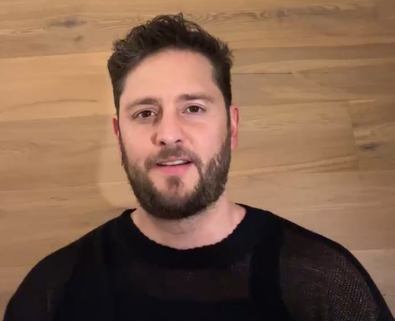 Christopher Uckermann inició su carrera desde niño en programas infantiles, pero alcanzó fama mundial gracias a "Rebelde" y RBD. Tras el fenómeno musical trabajó en proyectos alternativos, música independiente y producciones internacionales, alejándose de la imagen adolescente que lo hizo famoso.