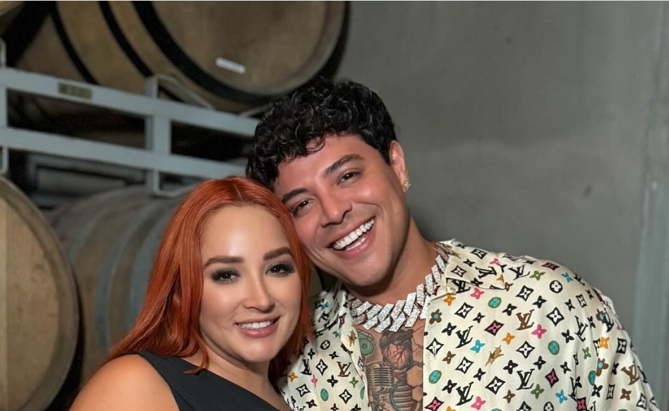 La esposa del cantante ha compartido algunos aspectos de su transformación y ha reconocido que se ha sometido a diversos procedimientos estéticos para modificar su imagen.