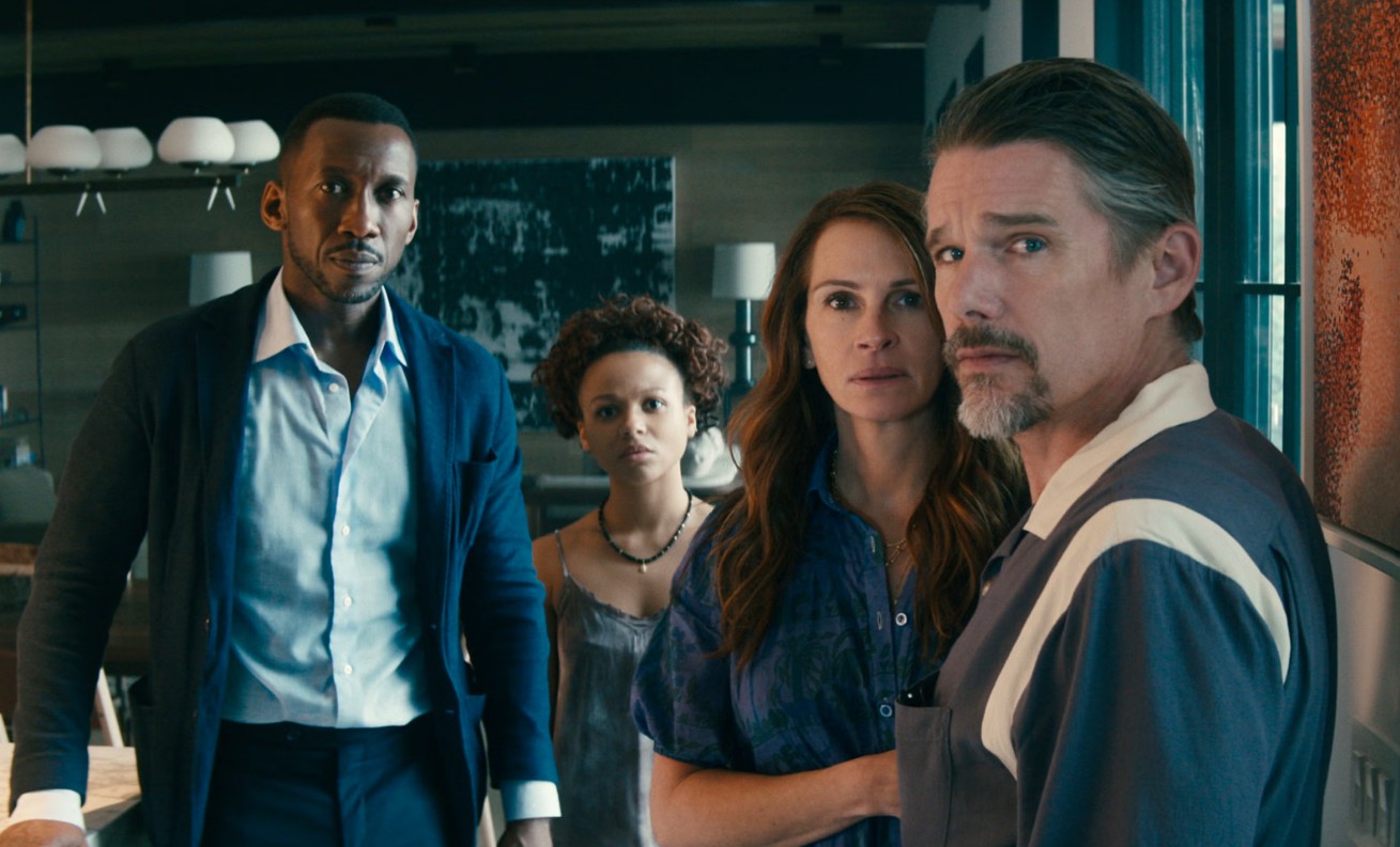 Protagonizada por Julia Roberts, Ethan Hawke y Mahershala Ali, esta película explora el colapso de la sociedad tras una serie de fallas tecnológicas y ataques misteriosos. Más que centrarse en explosiones o monstruos, construye el terror a través de la incertidumbre y el caos social. Su atmósfera incómoda y su final abierto provocaron muchas discusiones entre el público.