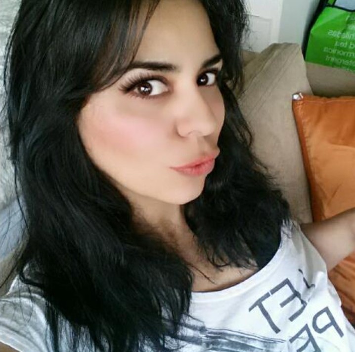 En YouTube se pueden encontrar algunos de sus videos interactivos, donde imparte clases de matemáticas, historia y otras materias tanto en inglés como en español.