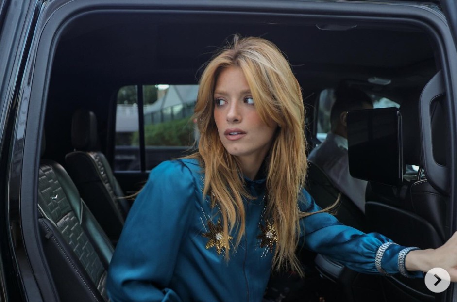 Hermana de Charli, ha logrado construir su propia carrera en la música y el entretenimiento. Cuenta con más de 50 millones de seguidores y sus ingresos anuales se estiman entre 4 y 6 millones de dólares gracias a patrocinios y proyectos musicales.