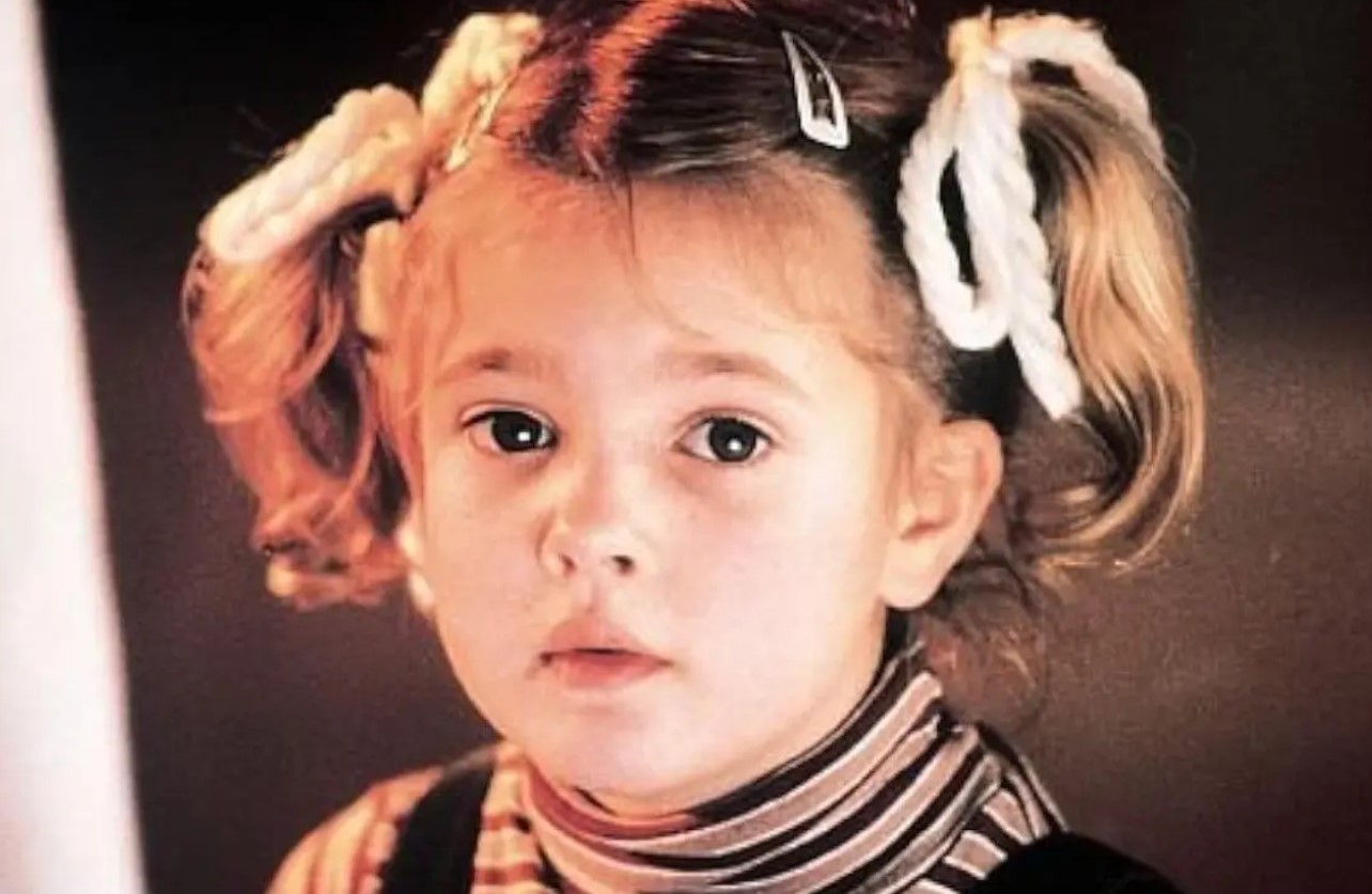Drew Barrymore interpretó a Gertie, la hermana menor de Elliott