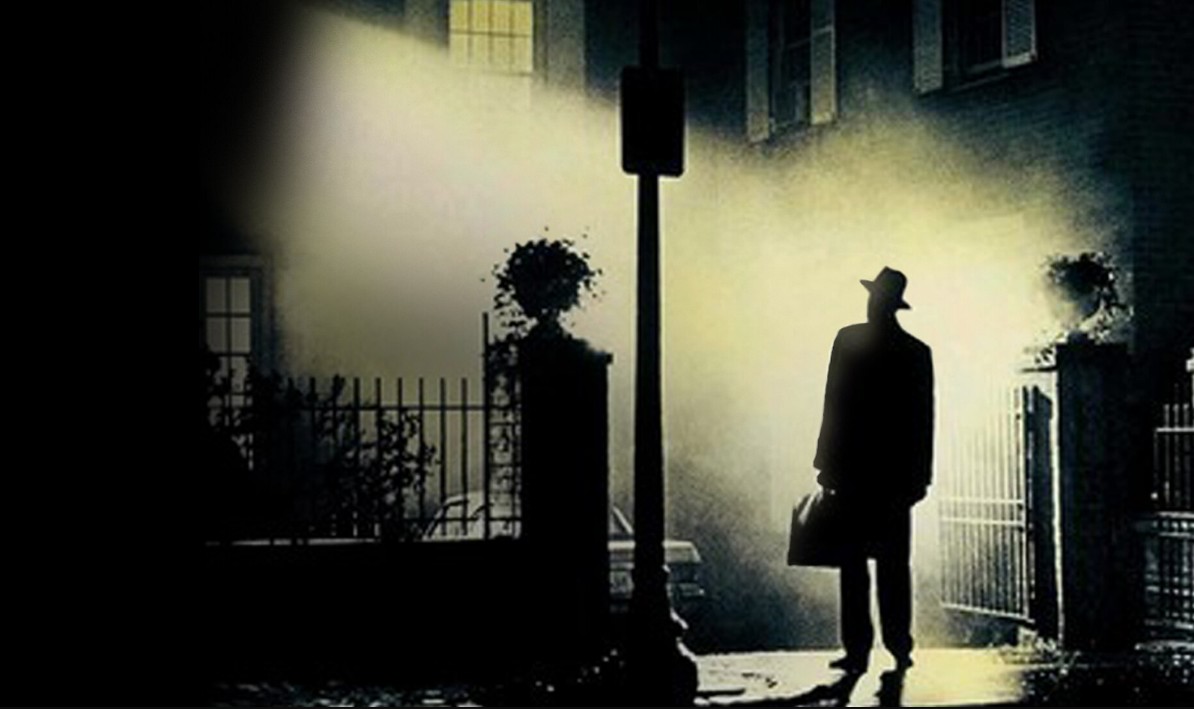 El exorcista de 1973 revolucionó el cine de terror con su historia sobre la posesión demoníaca de una niña y su tratamiento psicológico, convirtiéndose en un clásico del género. Años después se realizó una secuela que intentó ampliar el universo con una trama sobre experimentos mentales y conexiones psíquicas con el demonio Pazuzu. Sin embargo, su narrativa confusa, el cambio de tono y su alejamiento del terror original provocaron fuertes críticas y una mala recepción en taquilla.