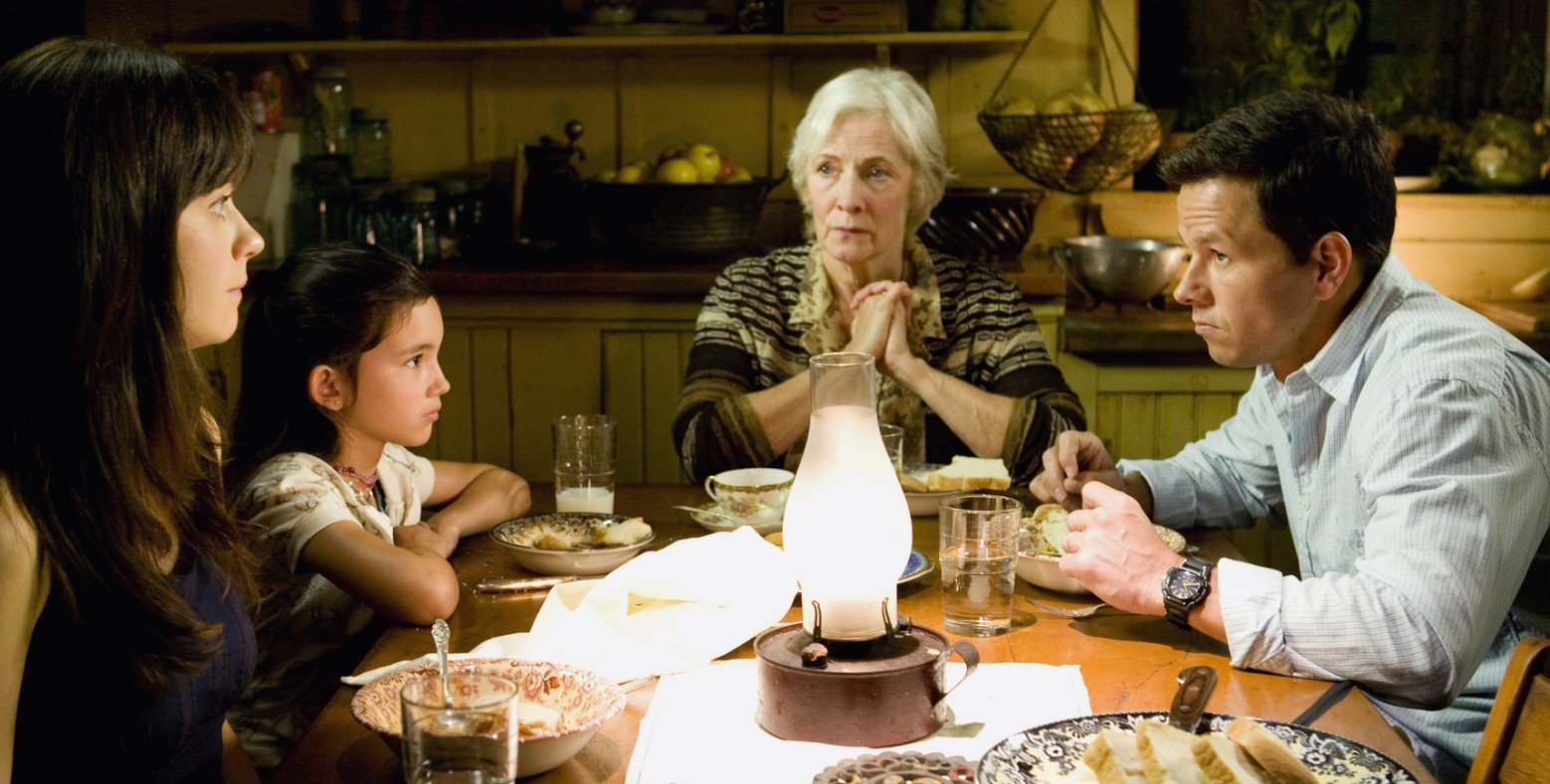 Dirigida por M. Night Shyamalan, esta cinta presenta un escenario donde miles de personas comienzan a quitarse la vida alrededor del mundo a causa de toxinas que liberan los árboles. La película apuesta por el suspenso psicológico y la paranoia colectiva. Aunque dividió opiniones en su estreno, con el tiempo ganó seguidores por su concepto inquietante y su visión pesimista sobre la naturaleza.