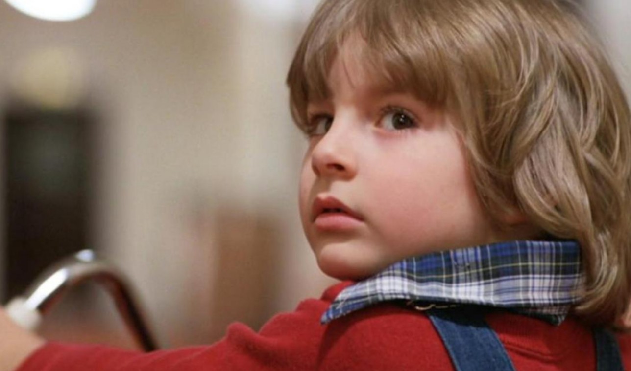 Hoy es considerada una obra maestra del cine de terror, pero en su estreno recibió críticas muy duras. Muchos especialistas pensaban que Stanley Kubrick había cambiado demasiado la novela de Stephen King y que la película era fría y confusa. Con el paso de los años fue revalorada y actualmente aparece en prácticamente todas las listas de las mejores películas de terror de la historia.