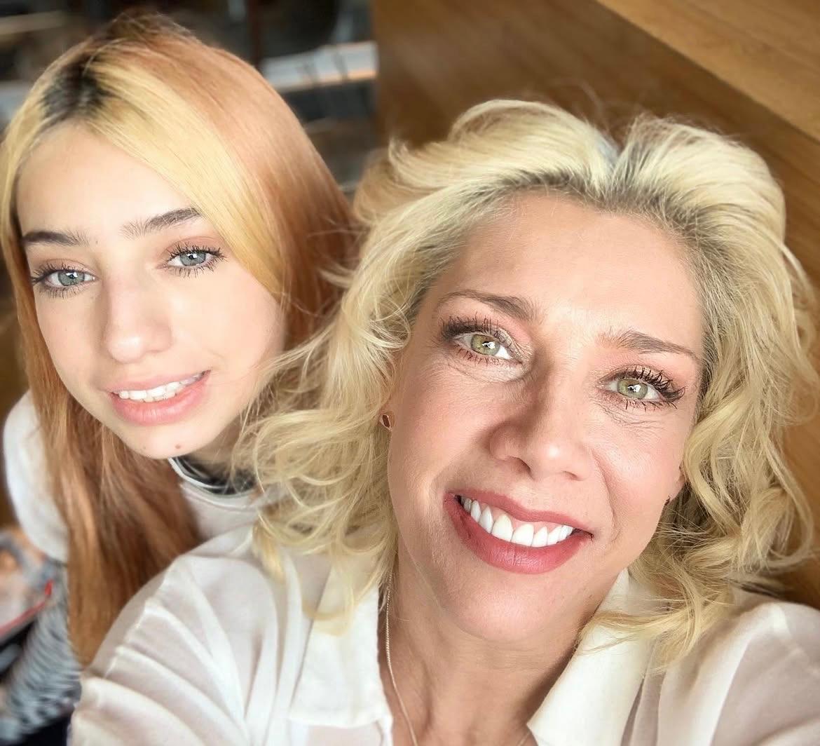 Con el paso de los años comenzó a aparecer ocasionalmente en entrevistas, programas de televisión y publicaciones en redes sociales junto a su madre.