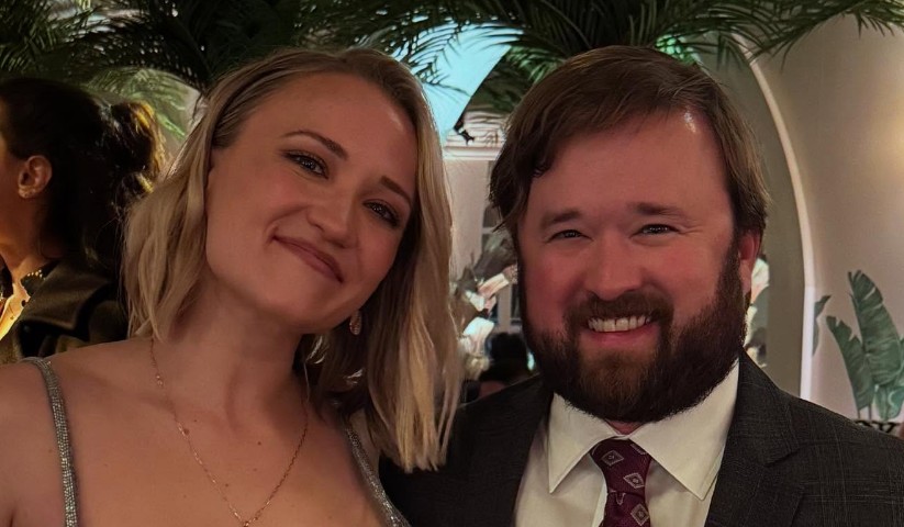 Emily Osment nació el 10 de marzo de 1992 en Los Ángeles, California. Es hija del actor Michael Eugene Osment y de Theresa Seifert, profesora de inglés. Además, es hermana menor del actor Haley Joel Osment, reconocido por películas como "El sexto sentido".