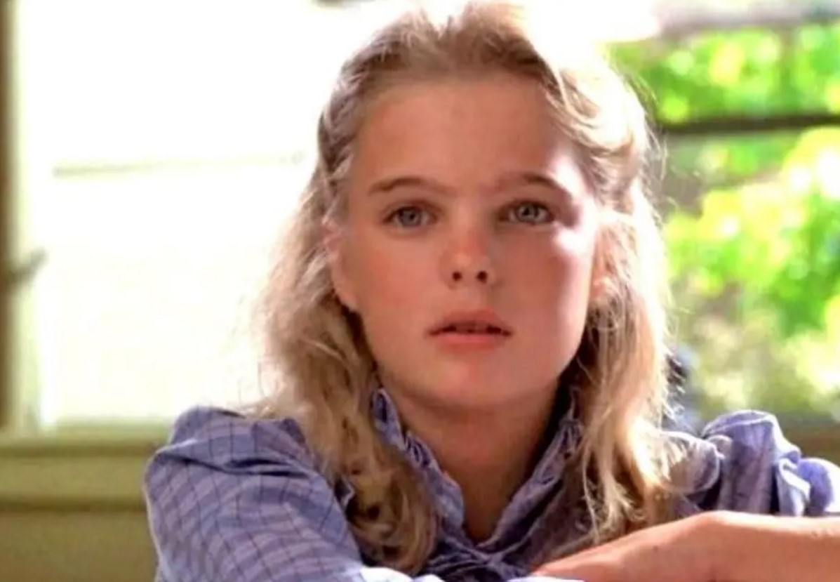 Erika Eleniak interpretó a una compañera de clase de Elliott