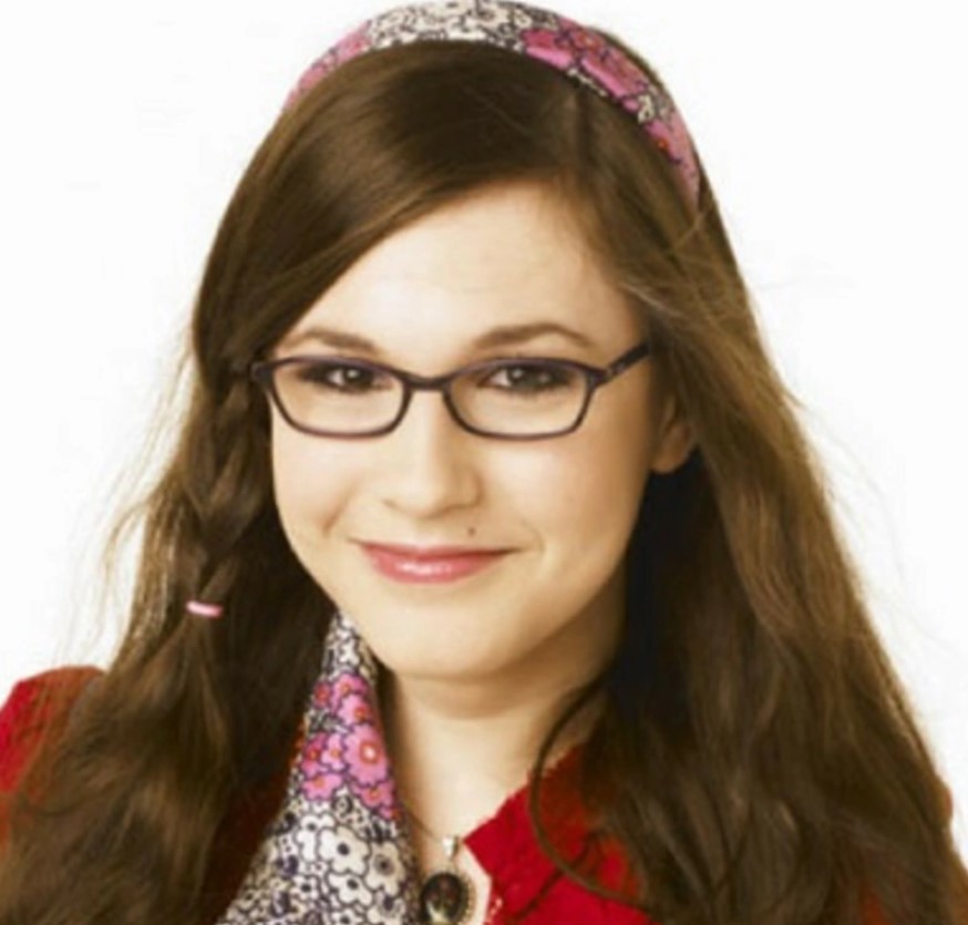 Con el tiempo, se vuelve una de las mejores amigas de Zoey Brooks y Lola Martinez.