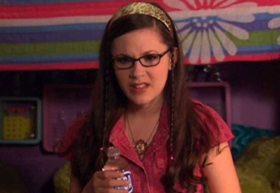 Al inicio, tiene un novio llamado Mark Del Figgalo, pero, luego de que él la deja, comienza un noviazgo con Logan, el chico popular de la escuela.