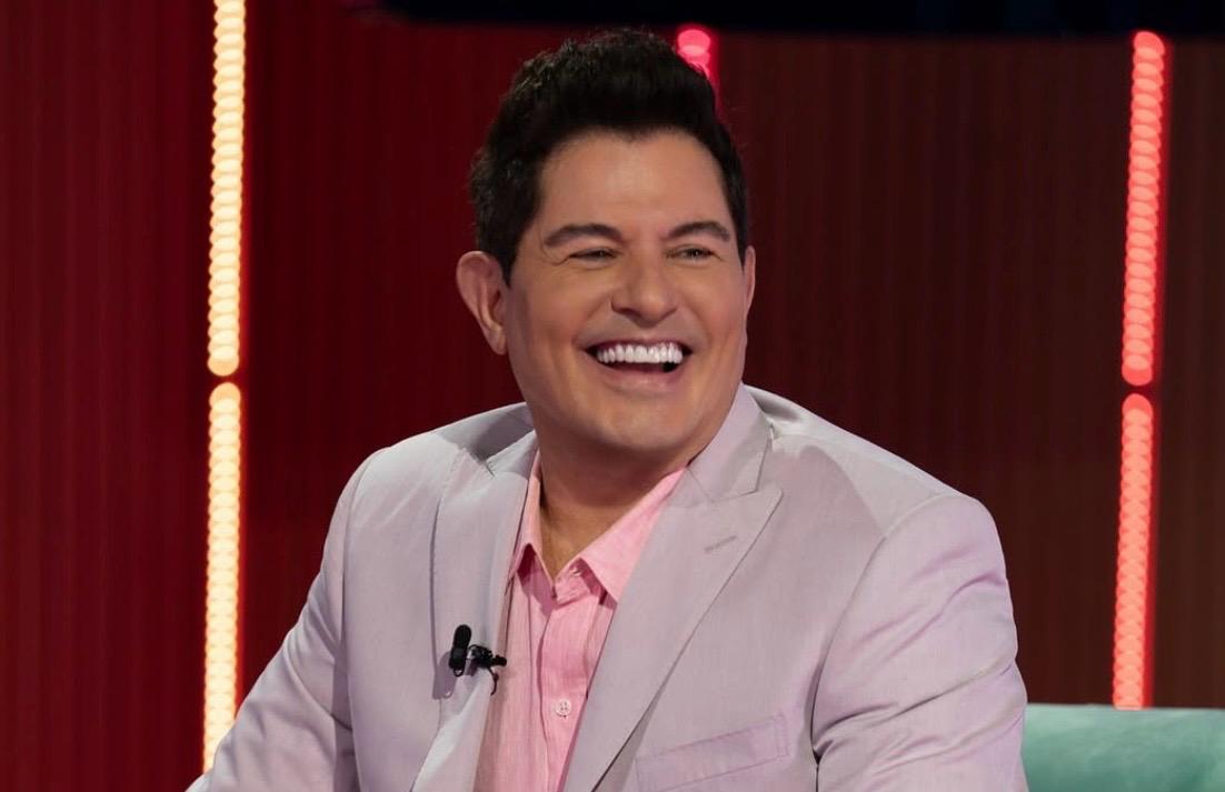 Ernesto Laguardia es uno de los actores y conductores más reconocidos de la televisión mexicana, con una trayectoria que abarca más de cuatro décadas.