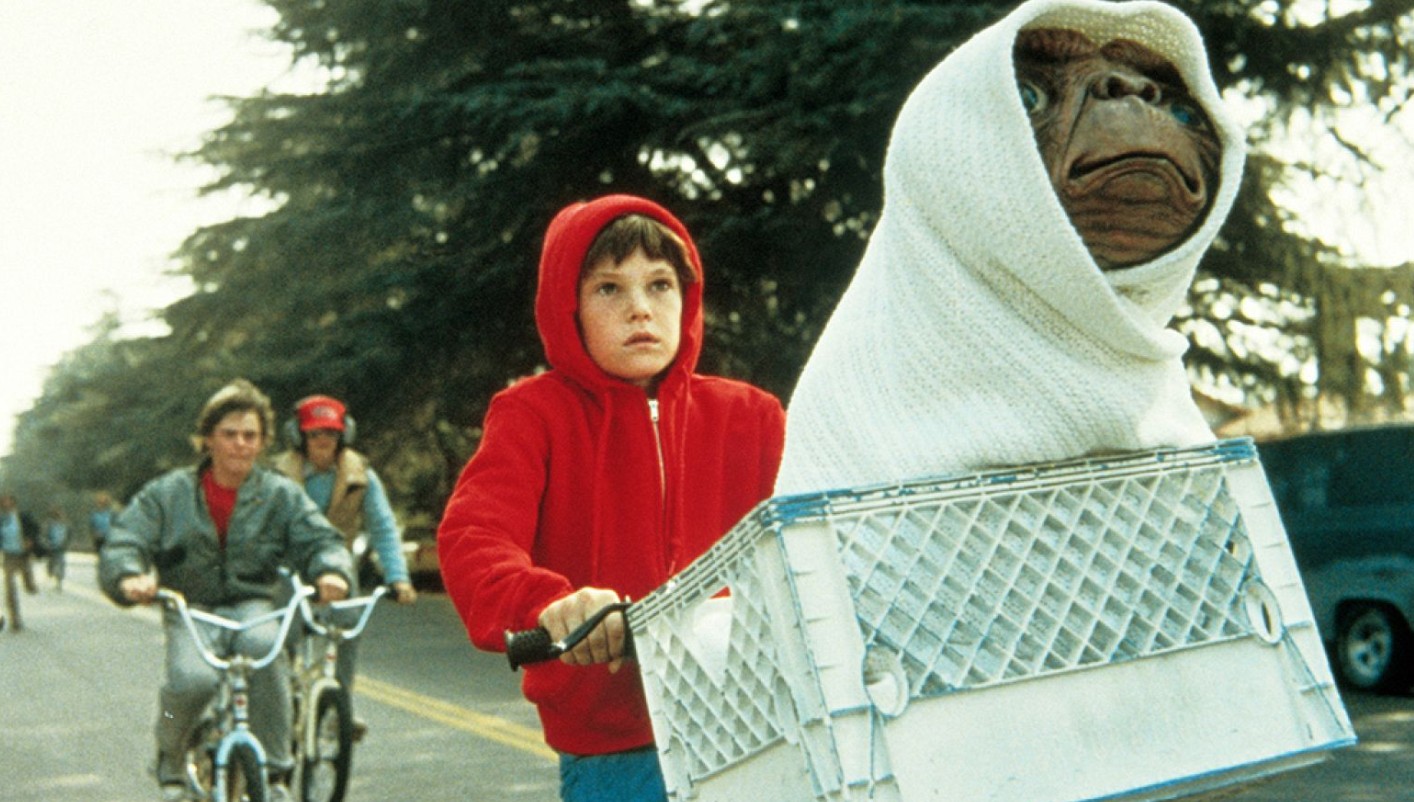 "E.T. El extraterrestre" fue una popular película de ciencia ficción de 1982, dirigida por Steven Spielberg. La trama sigue a Elliott, un niño que encuentra a un extraterrestre y lo mantiene oculto en su casa con la ayuda de sus hermanos, mientras intentan ayudarlo a regresar a su planeta. ¿Qué fue del elenco de "E.T. El extraterrestre" 44 años después?