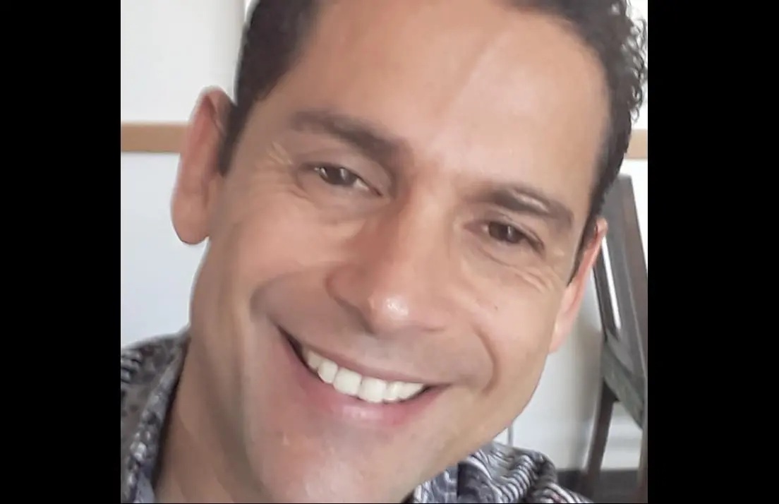 Ahora tiene 54 años y es padre de tres hijos. Dejó la actuación y la música para convertirse en pastor.