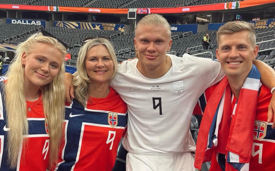 Durante el Mundial, una de las personas que más ha llamado la atención es su hermana Gabrielle Haaland, debido al gran parecido físico que comparte con el futbolista.