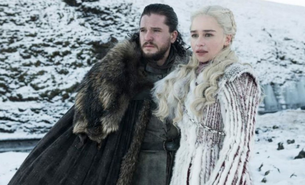 Durante años fue considerada una de las mejores series de televisión gracias a sus intrigas políticas, batallas épicas y personajes complejos. Sin embargo, su última temporada recibió fuertes críticas por acelerar demasiado la historia y por decisiones polémicas, especialmente con Daenerys Targaryen. Muchos fans sintieron que personajes importantes tuvieron cierres incoherentes y que el desenlace no estuvo a la altura de la construcción de las primeras temporadas.