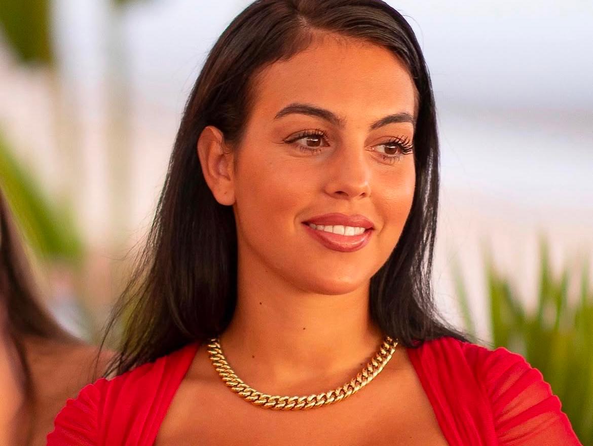 Georgina Rodríguez conoció a Cristiano Ronaldo en 2016, cuando trabajaba en una tienda de lujo en Madrid. Desde entonces se convirtió en la compañera inseparable del futbolista, acompañándolo en su etapa con el Real Madrid, la Juventus, el Manchester United y, posteriormente, en Arabia Saudita.