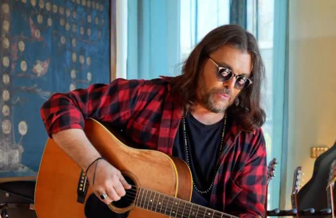 El cantante italiano conquistó al público latino con esta balada melancólica que se convirtió en una de las canciones románticas más emblemáticas de los 90. Su letra intensa y emotiva hizo que muchas personas la asociaran con rupturas amorosas y desamor. Aunque en Italia mantuvo una carrera sólida, en Latinoamérica quedó principalmente identificado con este tema. Actualmente continúa grabando música y presentándose en conciertos nostálgicos.