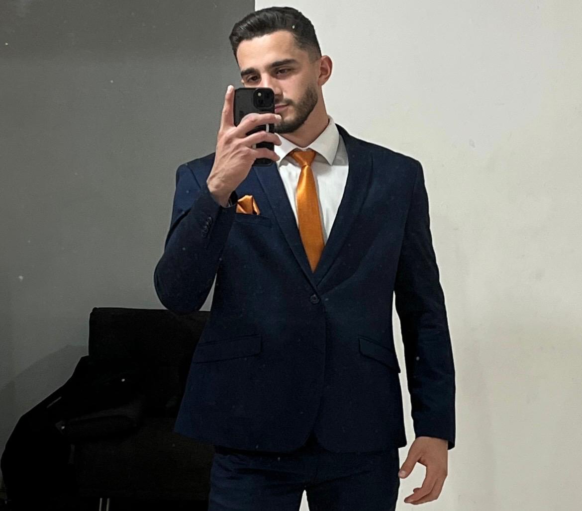 Su nombre completo es Gibrán Nael Zavala Othón. Aunque no se ha desarrollado profesionalmente en la industria musical, mantiene una relación cercana con Yahir.