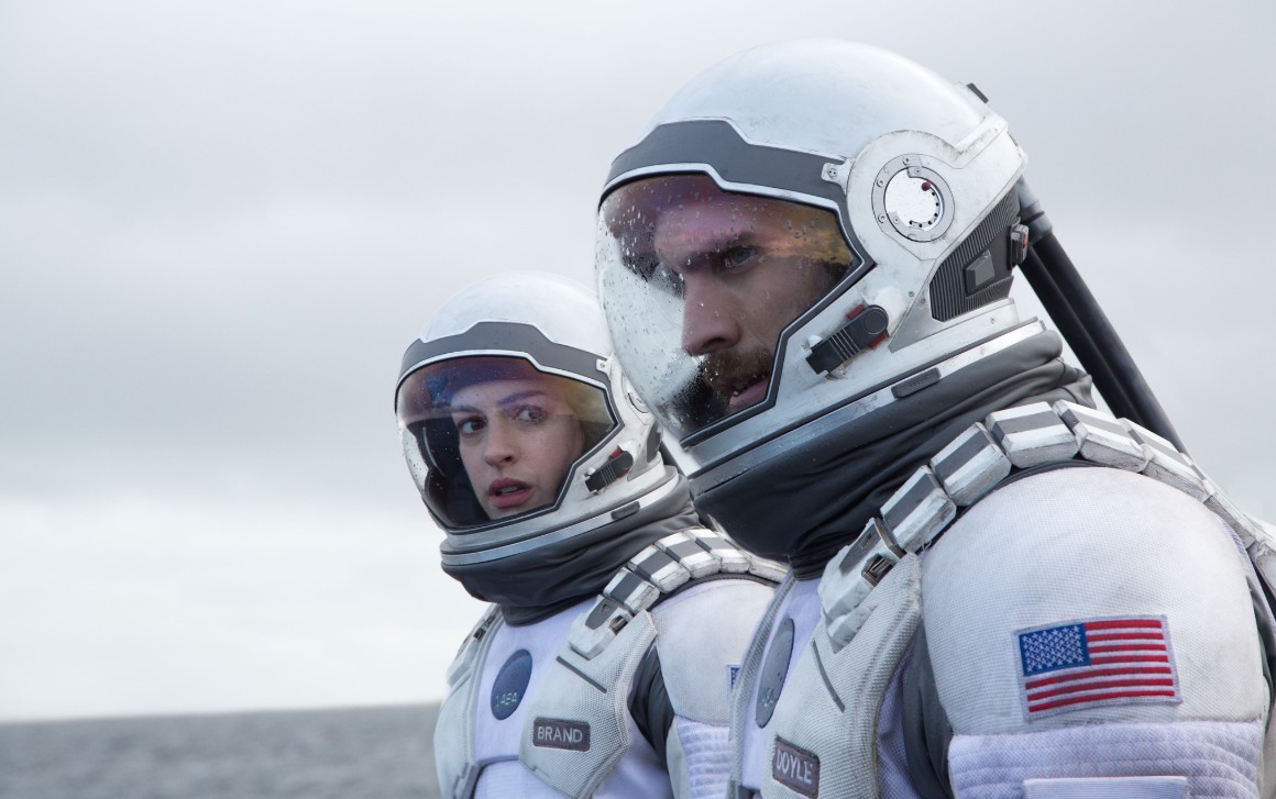 La historia presenta a un grupo de astronautas que viajan a través de un agujero de gusano en busca de un nuevo hogar para la humanidad ante el colapso de la Tierra. Fue galardonada con el Óscar a Mejores Efectos Visuales y elogiada por su rigor científico, asesorado por el físico Kip Thorne. Su combinación de ciencia, emoción y espectacularidad visual la posiciona entre las más destacadas del género.